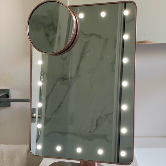 Makeup mirror with zoomed mirror - Picture 3 of 4